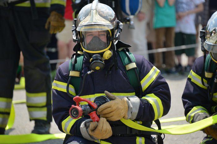 Od uderzenia pioruna zapalił się dom mieszkalny i drzewo w lesie