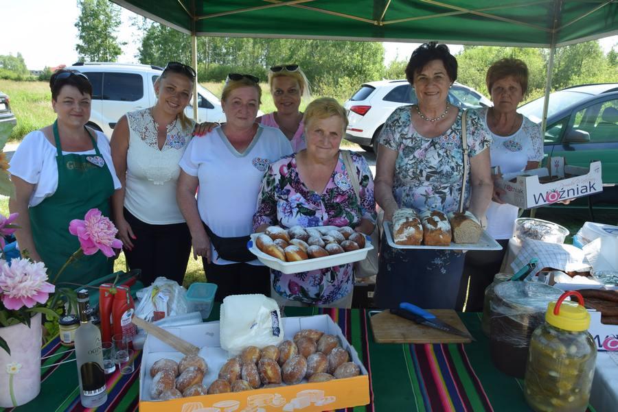 Piknik sportowy powrócił do Smykowa! Grali w piłkę w wielkim upale, smakowali potraw przygotowanych przez nowe koła gospodyń [wideo, zdjęcia]