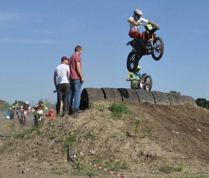 SuperEnduro z wywrotkami. To  był widowiskowy pokaz [zdjęcia]