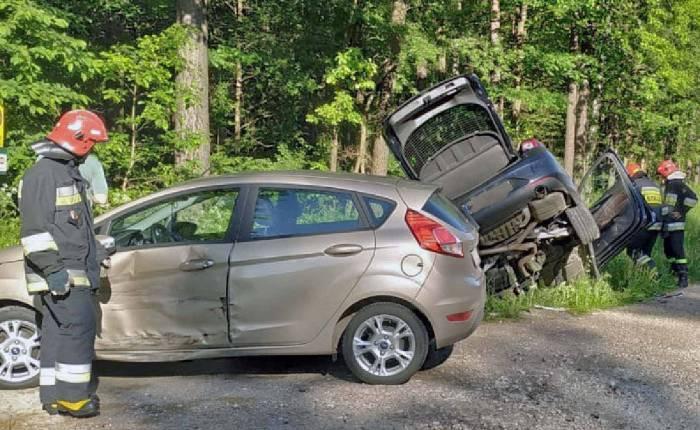 Opel uderzył w forda, którym wieziono do szpitala 72-latkę