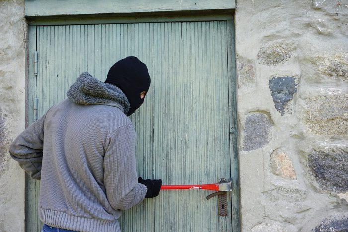 Wchodzą przez zamknięte okna, drzwi i 