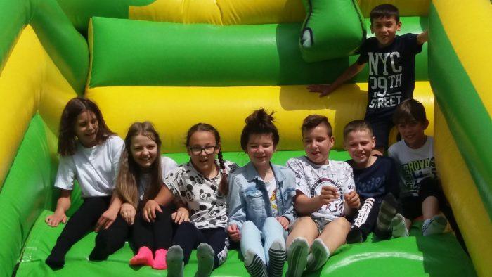 Dzieci i rodzice bawili się na festynie. Było chodzenia na szczudłach i dojenie krowy! [zdjęcia]