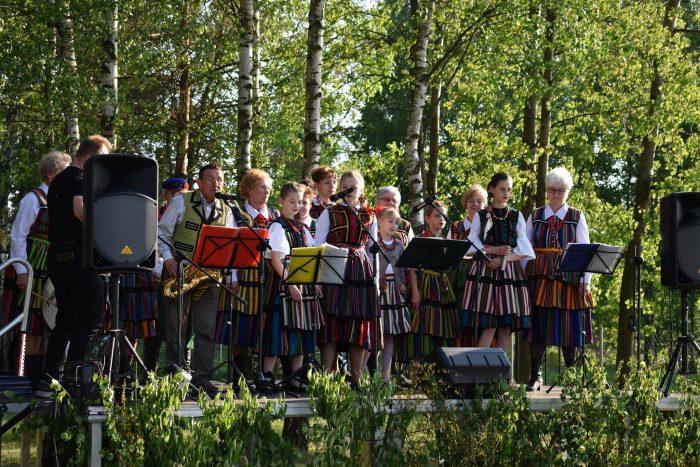 Majówka w Bębnowie. Było śpiewanie na ludową nutę i wspólne grillowanie [zdjęcia]