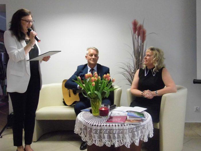 Sympatyczne spotkanie z poezją Agnieszki Czarneckiej. Czytali wiersze, a wicewójt i radna zaśpiewali! [zdjęcia]