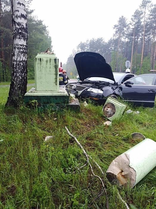 Wjechał w przydrożną kapliczkę na 
