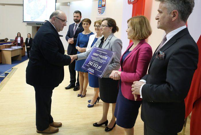 Samorządowcy odebrali promesy od wojewody na remonty dróg. Kto i na co dostał? [zdjęcia]