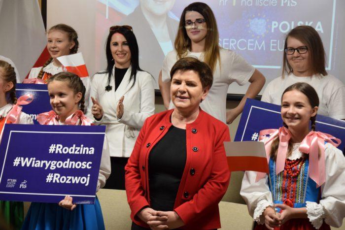 Beata Szydło w Końskich. Było o realizowanych obietnicach i zachęcie do udziału w wyborach [zdjęcia]
