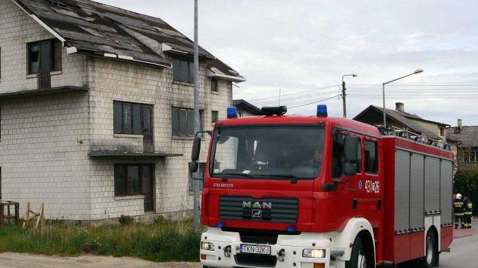 Od iskier z komina zapalił się dach domu