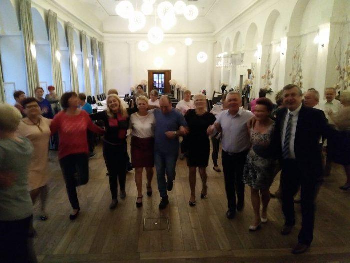 Taneczne Poniedziałki w Końskich. UTW zaprasza na szaloną zabawę