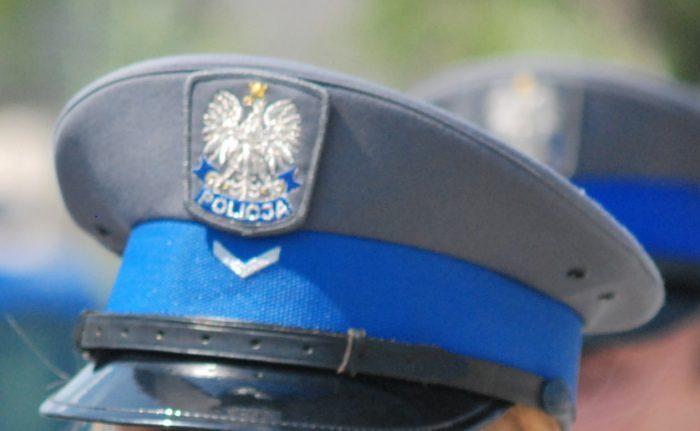 Wypadł z zakrętu, uderzył w płot!