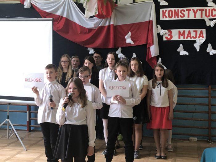 Patriotyczna akademia w szkole w Gosaniu. Uczniowie stanęli na wysokości zadania [zdjęcia]
