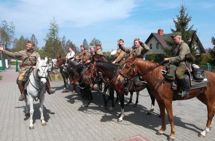 Ułani odwiedzili uczniów z Miedzierzy [zdjęcia]