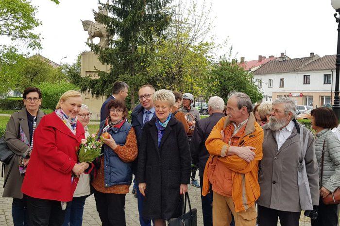 Róża Thun w Końskich. Spacerowała w centrum, odpowiadała na wiele pytań i odwiedziła lubianą kawiarnię [zdjęcia]