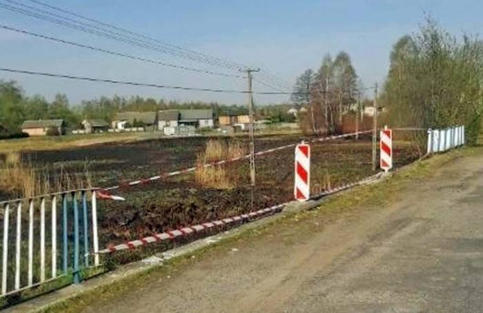 Audi spadło z mostu i dachowało na brzegu Plebanki