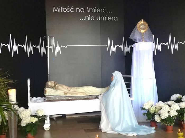 Jezus na szpitalnym łóżku w Grobie Pańskim. Ta dekoracja wzbudziła dyskusje i zmusiła do refleksji!