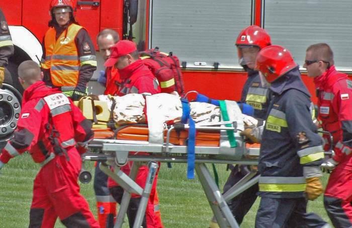 Strażacy wyłamali drzwi. Przenosili mężczyznę potężnej tuszy