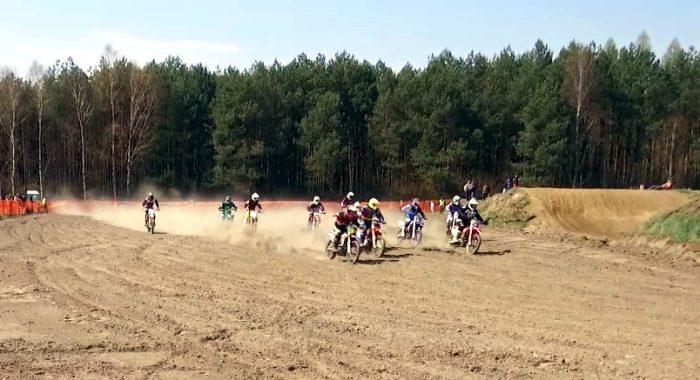 Rzesze fanów na zawodach motocrossowych w Przybyszowach (zdjęcia)