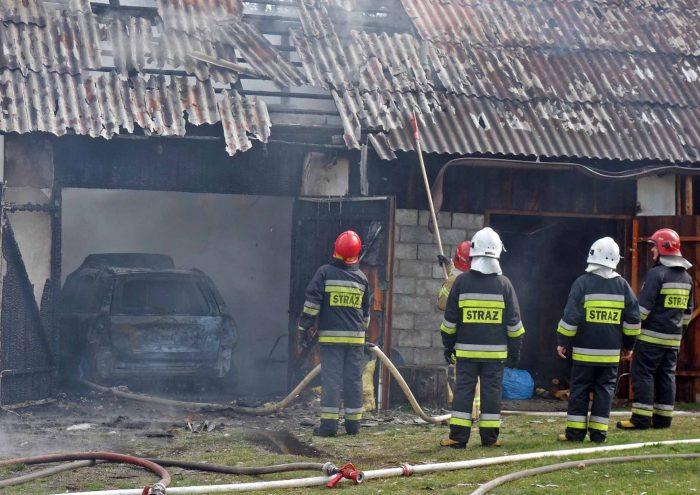Spaliło się auto i część budynku gospodarczego