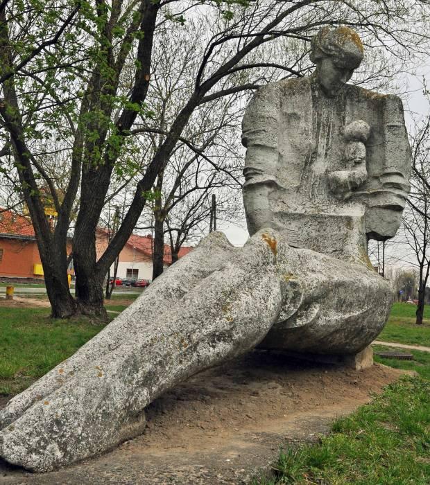 Macierzyństwo zarasta brudem! Kto zajmie się odczyszczeniem znanego pomnika?