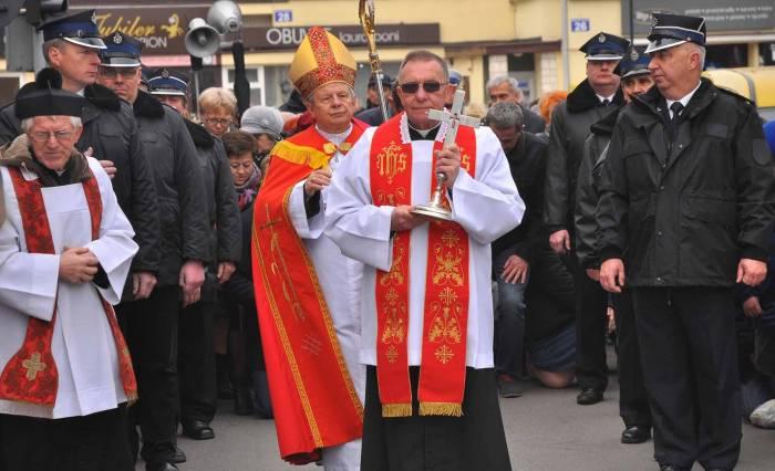 Kilka tysięcy osób na uroczystościach wprowadzenia relikwii Krzyża Świętego [zdjęcia]
