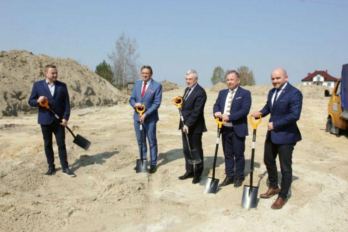 Łopaty wbite! Rozpoczyna się przebudowa drogi wojewódzkiej biegnącej przez gminę Radoszyce [zdjęcia]