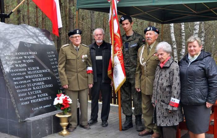 79 lat po hitlerowskim mordzie. Wzruszające spotkanie w miejscu tragedii [zdjęcia]
