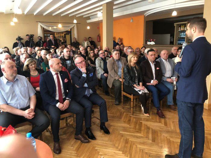 Mnóstwo osób na spotkaniu z Patrykiem Jakim w Stąporkowie [zdjęcia]