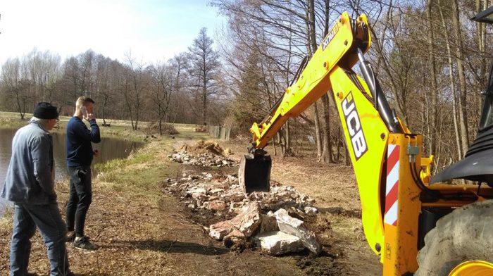 Wędkarze w czynie społecznym porządkują brzegi stawu w Czarnej! [zdjęcia]