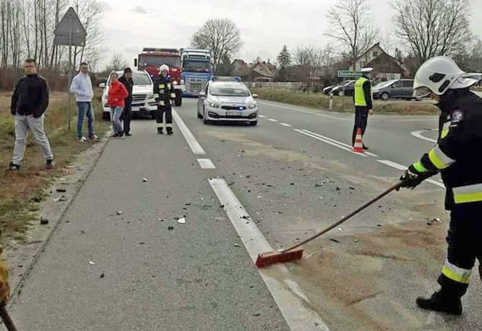 Volkswagen zderzył się z ciężarowym volvo