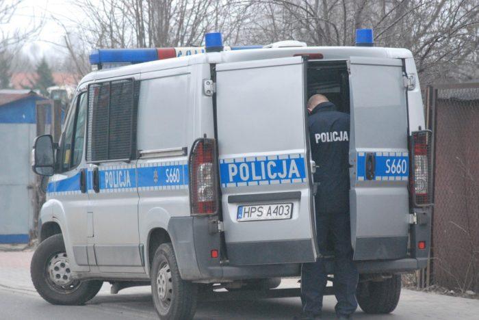 Prawo jazdy zabrał sąd, a numery rejestracyjne zasłonił kierowca