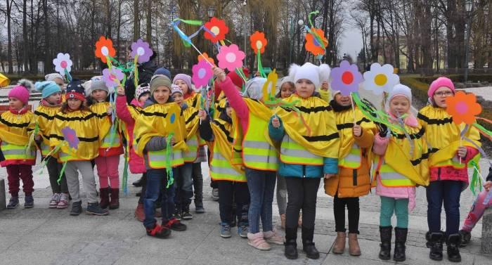 Przedszkolaki powitały wiosnę głośnym śpiewem i wypuszczonymi w powietrze balonami [zdjęcia]