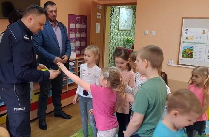 Wiedza, odblaski i słodki poczęstunek. Policjanci odwiedzili przedszkolaki