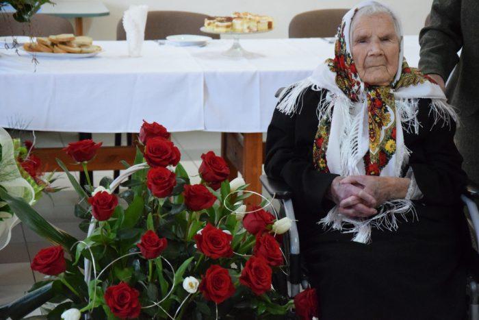 Pani Józefa ma 100 lat! Lubi czytać książki i jeść rosół [zdjęcia]