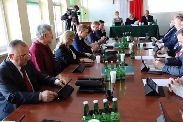 Nadzwyczajna sesja Rady Powiatu w środowy poranek. Będzie można oglądać ją na żywo