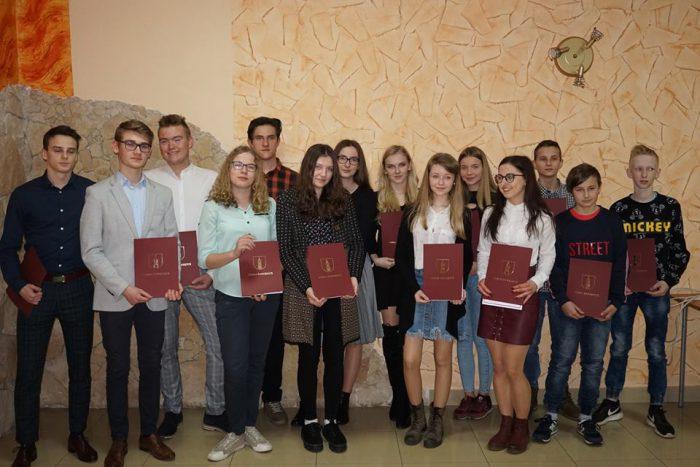 Nowi radni Młodzieżowej Rady Miejskiej w Radoszycach zaprzysiężeni. Kto wygrał wybory? (zdjęcia)