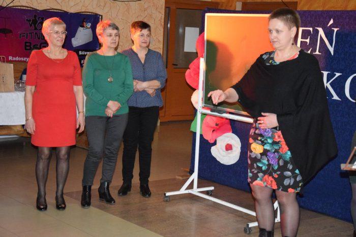 Dzień Kobiet w Radoszycach. Burmistrz szył w kuchennych rękawicach! (wideo, zdjęcia)