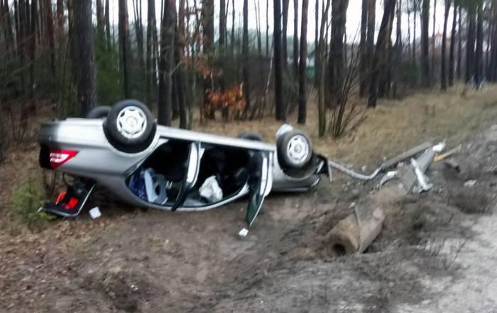 Wyłamał słup oświetlenia i dachował