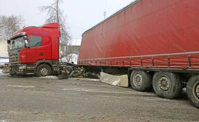 Staranował płot i złożył się jak scyzoryk
