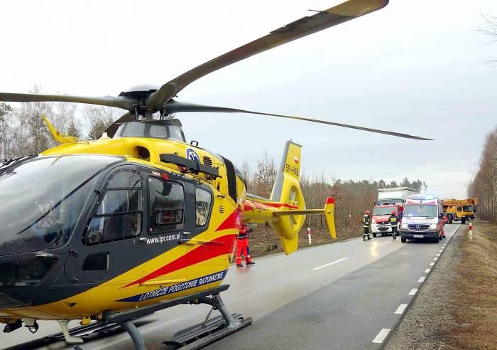Dachowanie na łuku drogi. Helikopter wylądował, ale nie był potrzebny do transportowania rannych.