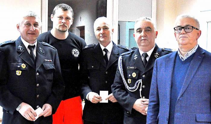 Zarząd OSP z absolutorium, druhowie z odznaczeniami