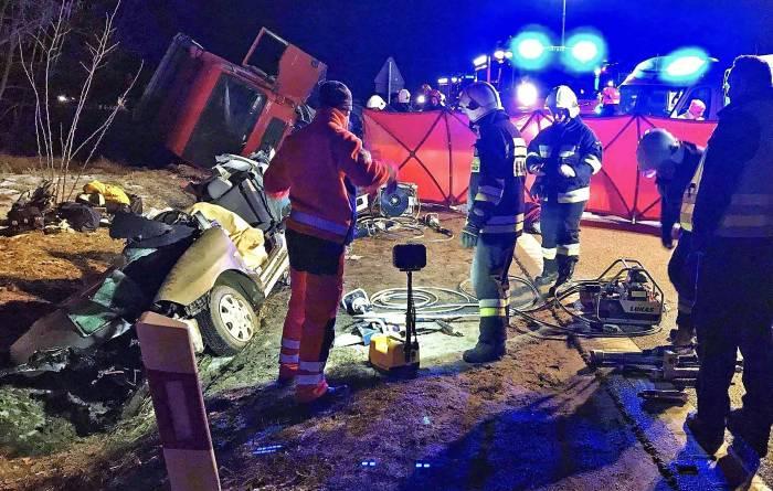 Trzy osoby nie żyją! To było koszmarne zderzenie seata z ciężarówką
