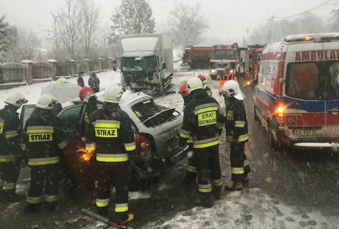 Citroen zderzył się z ciężarówką