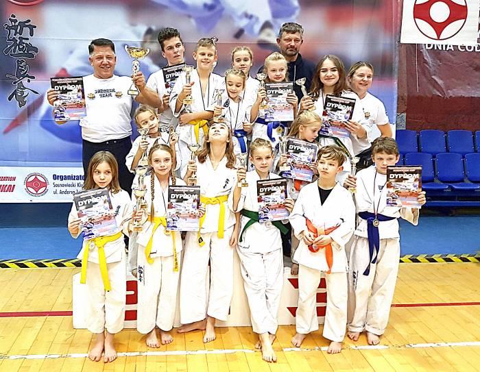 Cztery medale karateków z Niekłania