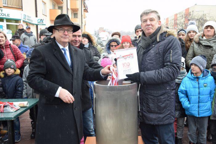 Kapsuła Niepodległości zamurowana w centrum Końskich! Prosimy o jej otwarcie za 50 lat (zdjęcia)