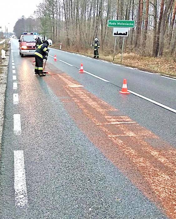 Neutralizowali rozlany olej na 12 kilometrach drogi
