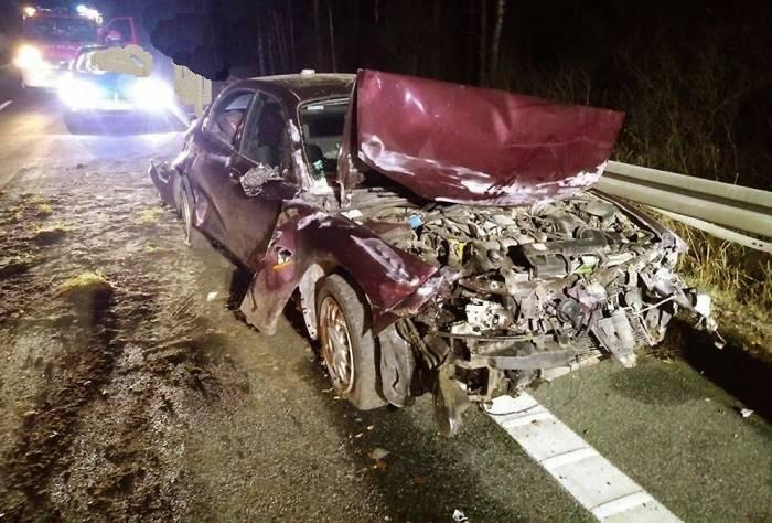 Mazda rozbiła się na barierze ochronnej