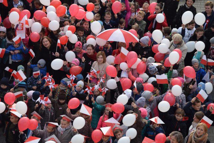 Radosne świętowanie w Fałkowie. Biało-czerwony marsz i wspólne śpiewanie 