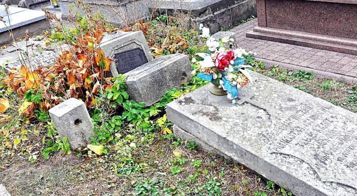 Zaduszkowe kwestowanie na renowację zabytkowych nagrobków 1 i 2 listopada w Końskich