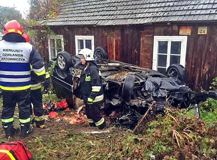 Strażacy cięli karoserię, wydobyli kierowcę