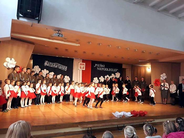 Przedszkolaki świętują odzyskanie niepodległości